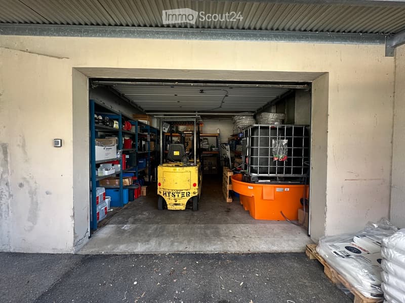 {"type": "Garage", "objects": ["shelves", "forklift", "storage bins", "pallets"], "description": "Garage with shelves, forklift, storage bins, and pallets.", "localized_descriptions": {"EN": "Garage with shelves, forklift, storage bins, and pallets.", "DE