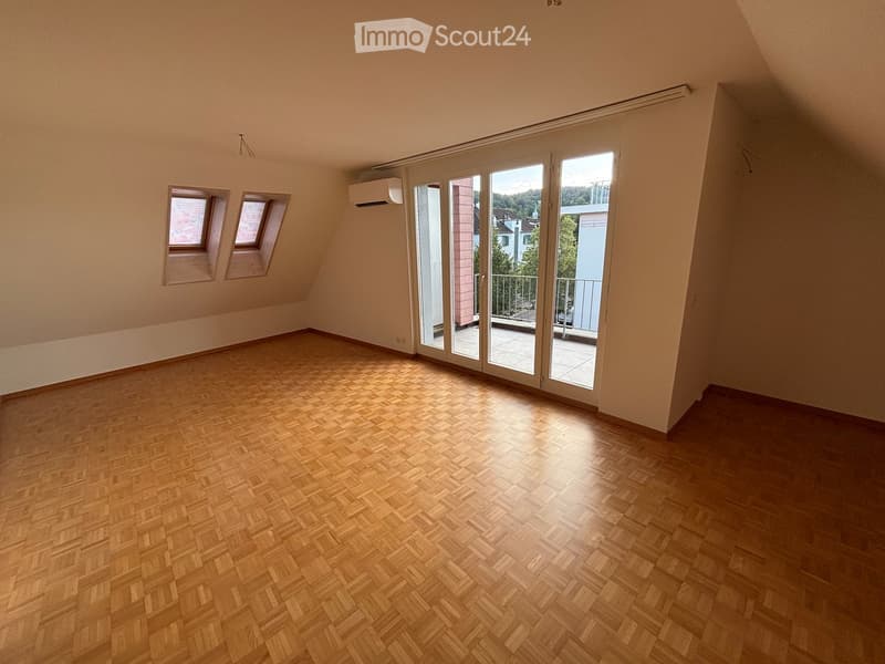 Helle, charmante 2.5-Zimmer-Dachwohnung in Zürich Albisrieden (2)