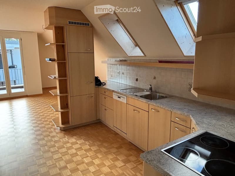 Helle, charmante 2.5-Zimmer-Dachwohnung in Zürich Albisrieden (1)