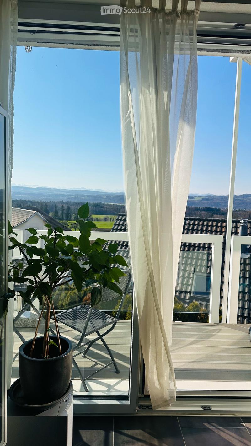 Blick von der Gallerie auf den Südbalkon – ein Platz zum Entspannen und Geniessen