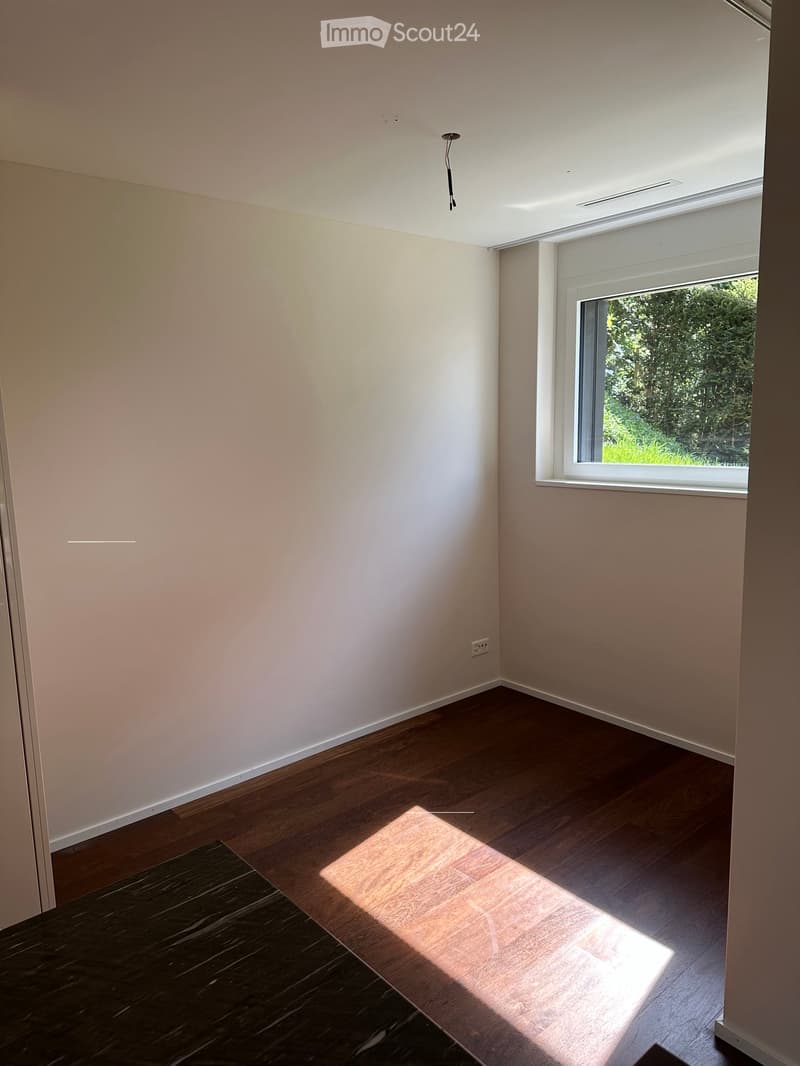 Moderne 2.5-Zimmer-Wohnung mit Balkon und Sauna an ruhiger Lage in Zürich 8044 (2)
