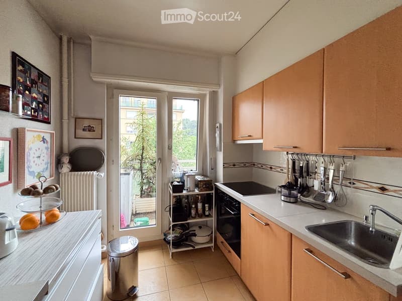 {"type": "Kitchen", "objects": ["sink", "oven", "fridge", "cabinets", "faucet", "toaster", "cupboard", "frying pan", "oven mitts", "fruit bowl", "picture frame", "radiator", "trash bin", "cupboard", "oven", "fridge", "sink", "faucet", "cupboard", "cupboar