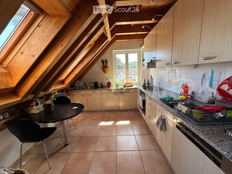 Charmante 4.5-Zimmer-Dachwohnung in Adliswil (2)