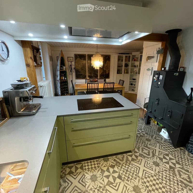 Geräumiges 5-Zimmer-Einfamilienhaus mit Garten in Bubikon (2)