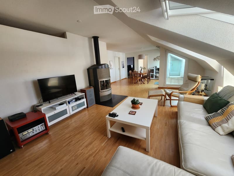 Ruhige, geräumige 3.5-Zimmer-Dachwohnung mit Balkon (4)