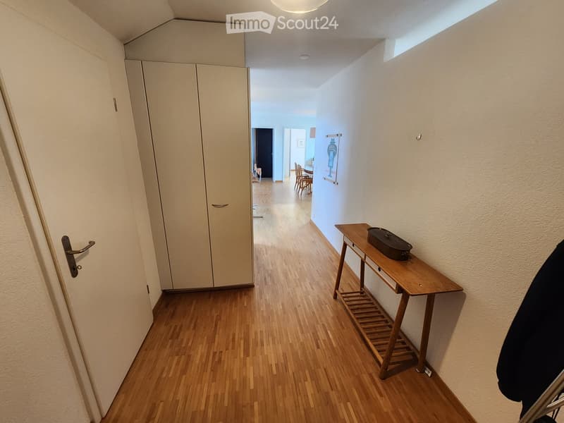 Ruhige, geräumige 3.5-Zimmer-Dachwohnung mit Balkon (5)