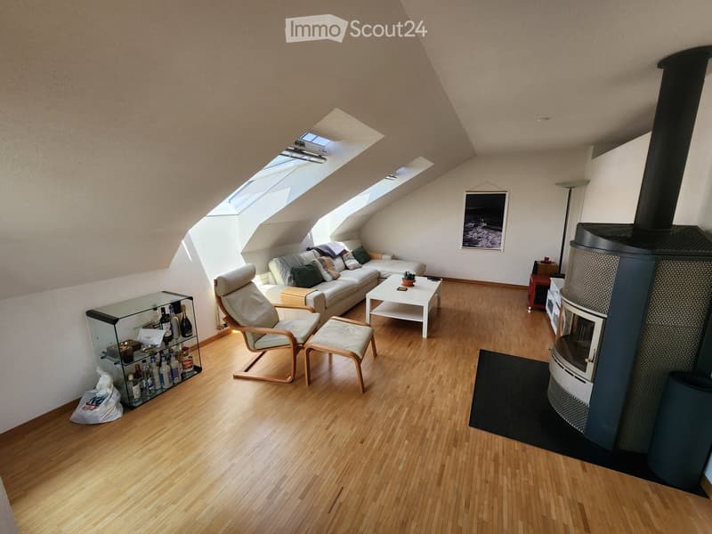 Ruhige, geräumige 3.5-Zimmer-Dachwohnung mit Balkon (3)