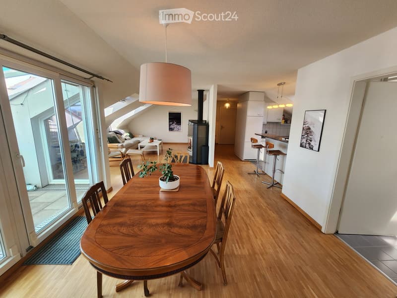 Ruhige, geräumige 3.5-Zimmer-Dachwohnung mit Balkon (2)