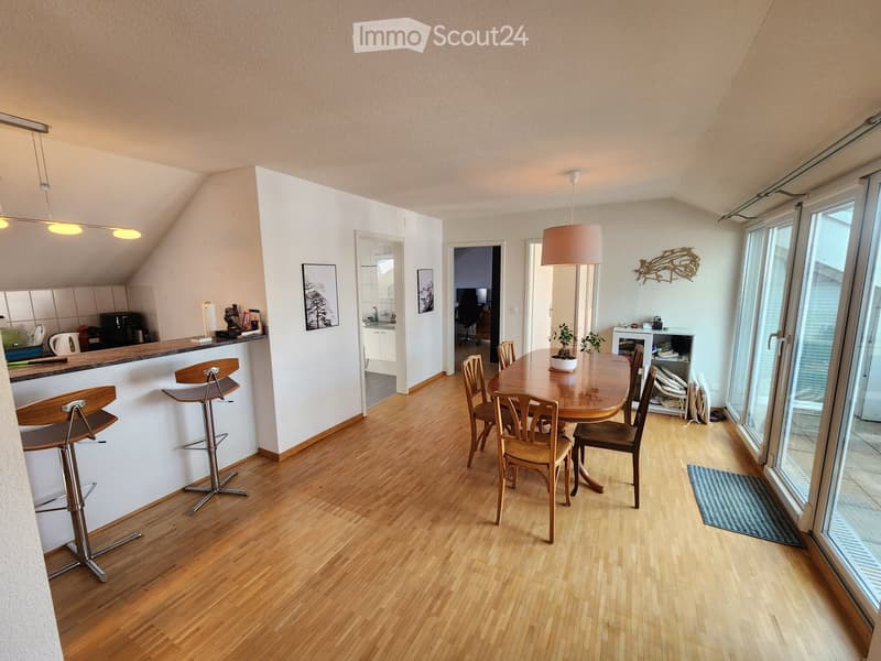Ruhige, geräumige 3.5-Zimmer-Dachwohnung mit Balkon (1)