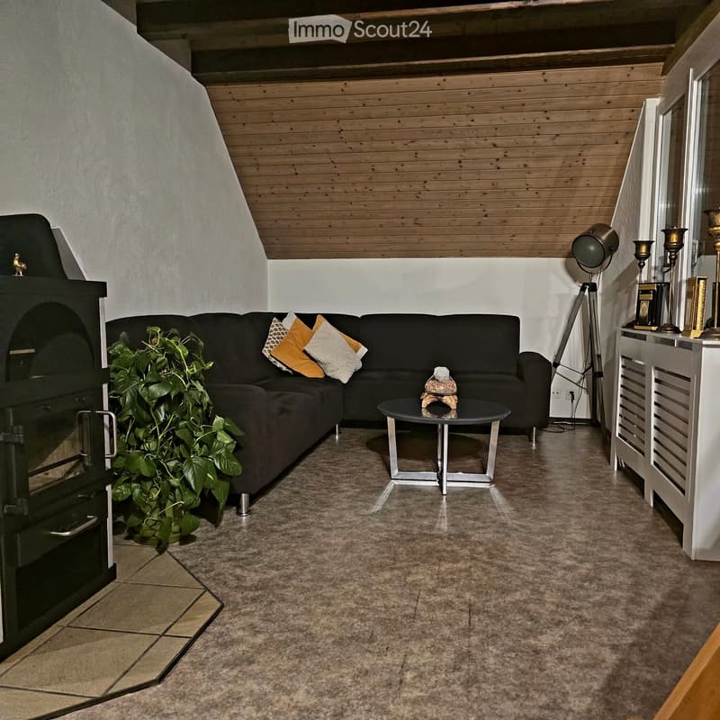 Charmante 2.5-Zimmer-Dachgeschosswohnung mit Balkon in Horgen (3)