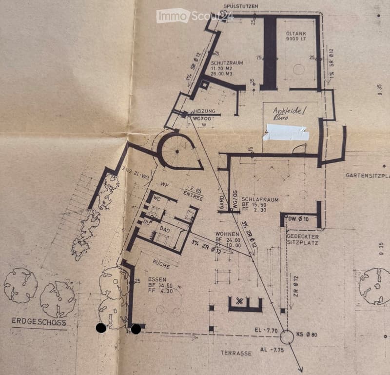 Floor plan of a house showing rooms labeled in German: entrance, kitchen, dining, living room, bedroom, bathroom, garage, storage, and terrace.