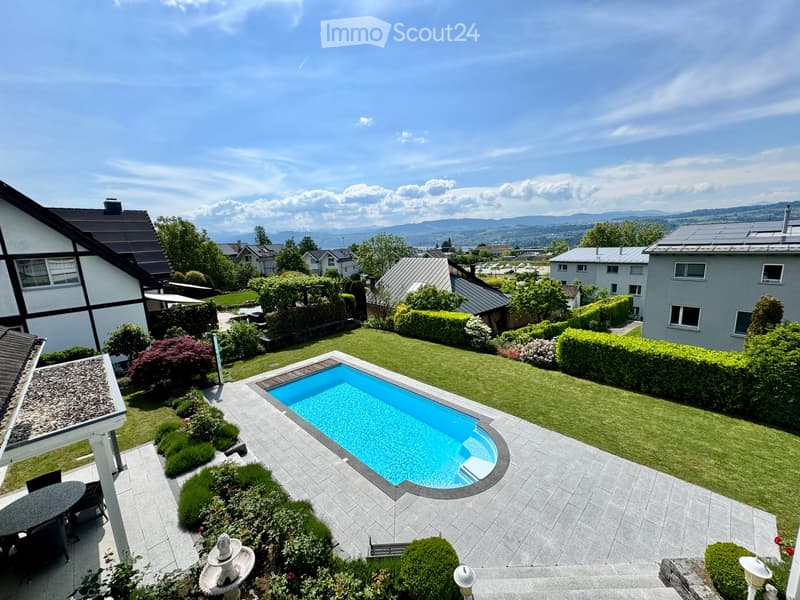Single family house, garden, swimming pool, solar panels, paved pathway