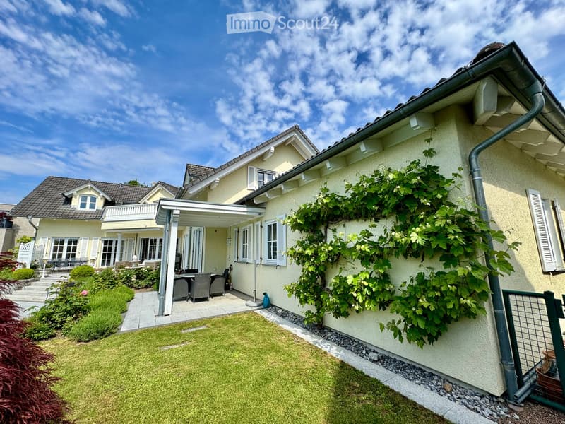Detached house, yellow exterior, covered patio, outdoor dining area, garden, climbing plant on the wall