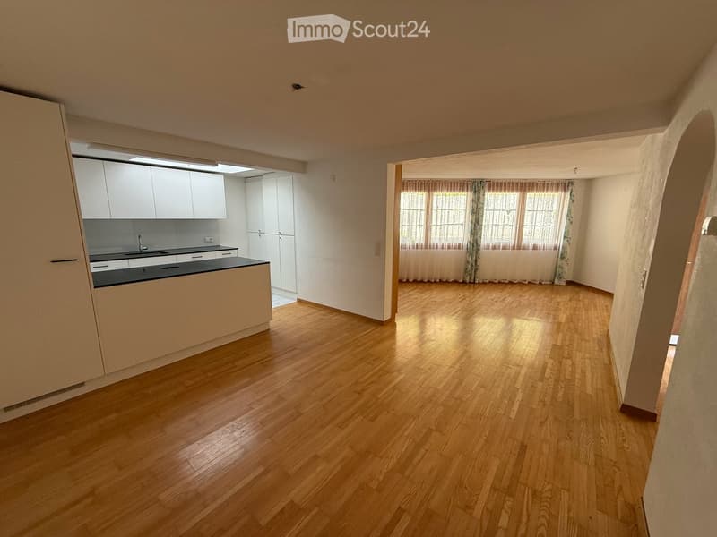 Helle 4.5-Zimmer-Wohnung mit Gartensitzplatz in Laax – sofort verfügbar (1)