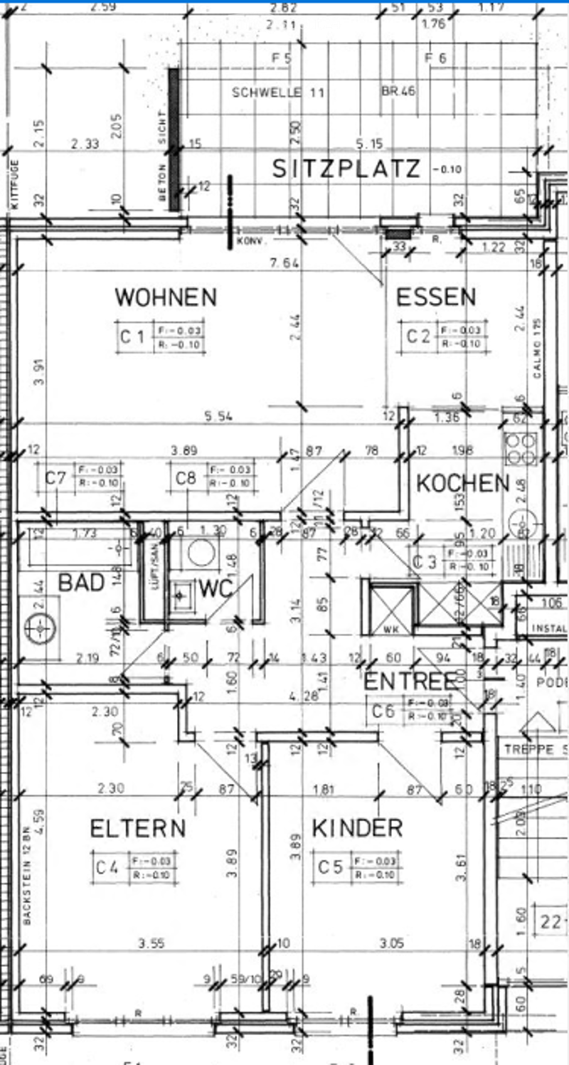 Floor plan of a house with labeled rooms including living area (Wohnen), dining area (Essen), kitchen (Küche), bathroom (Bad), entrance (Entrée), children's room (Kinder), parents' room (Eltern), and additional spaces like a sitting area (Sitzplatz) and h