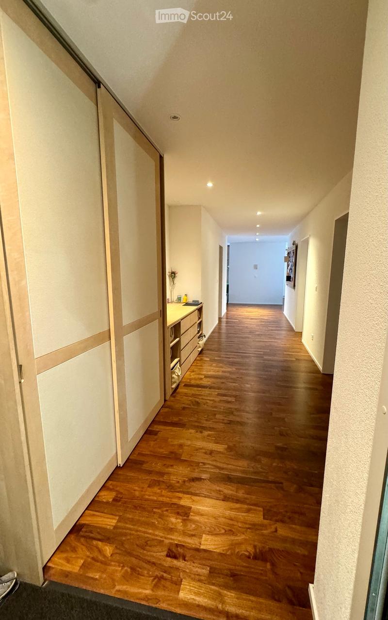 Wohnen mit Weitsicht mitten in Lenzburg - grosszügige 4.5-Zimmer-Wohnung im Villenpark (3)
