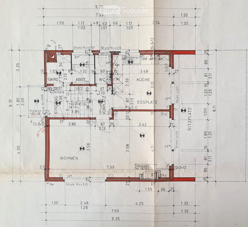 Floor plan of a house with labeled rooms including living area (WOHNEN), kitchen (KÜCHE), dining area (ESSPLATZ), bathroom (WC), and entrance (EINGANG). Dimensions and structural details are marked.