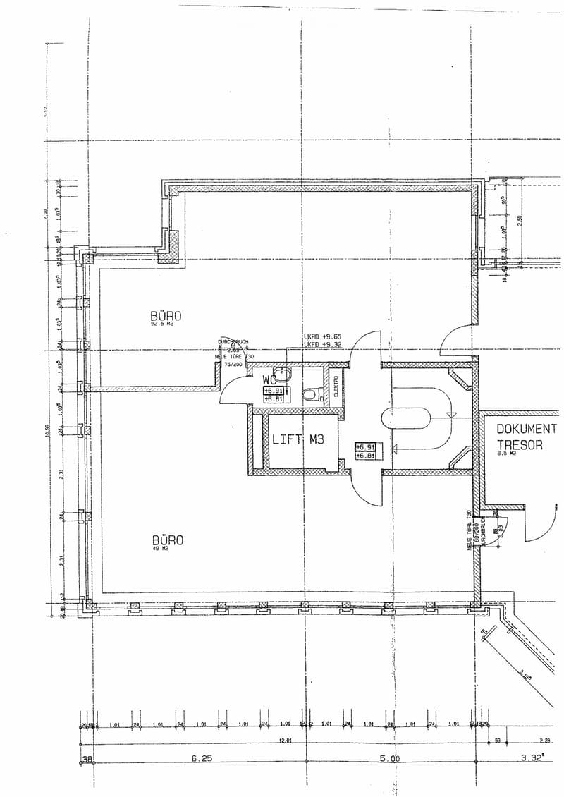 Floor plan showing two office spaces labeled 'BÜRO' (49 m² and 52.5 m²), a WC, a lift, and a document storage area labeled 'DOKUMENT TRESTOR' (8.5 m²).