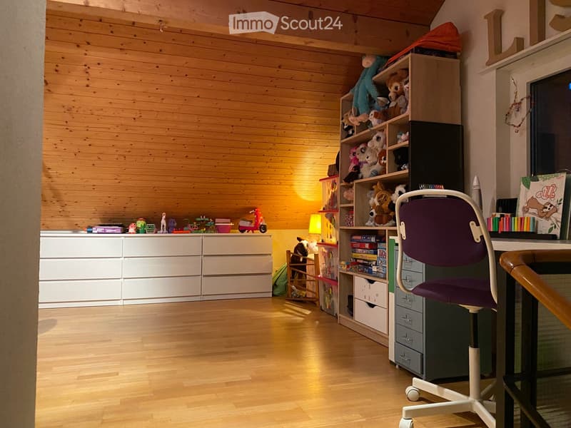 Charmante 4.5-Zimmer-Maisonettewohnung mit Balkon und Gartenzugang in Egg (3)