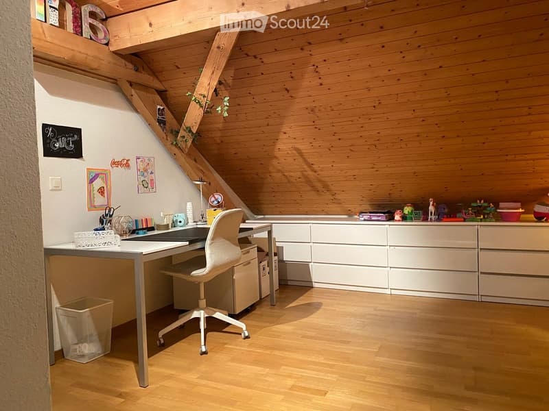Charmante 4.5-Zimmer-Maisonettewohnung mit Balkon und Gartenzugang in Egg (2)