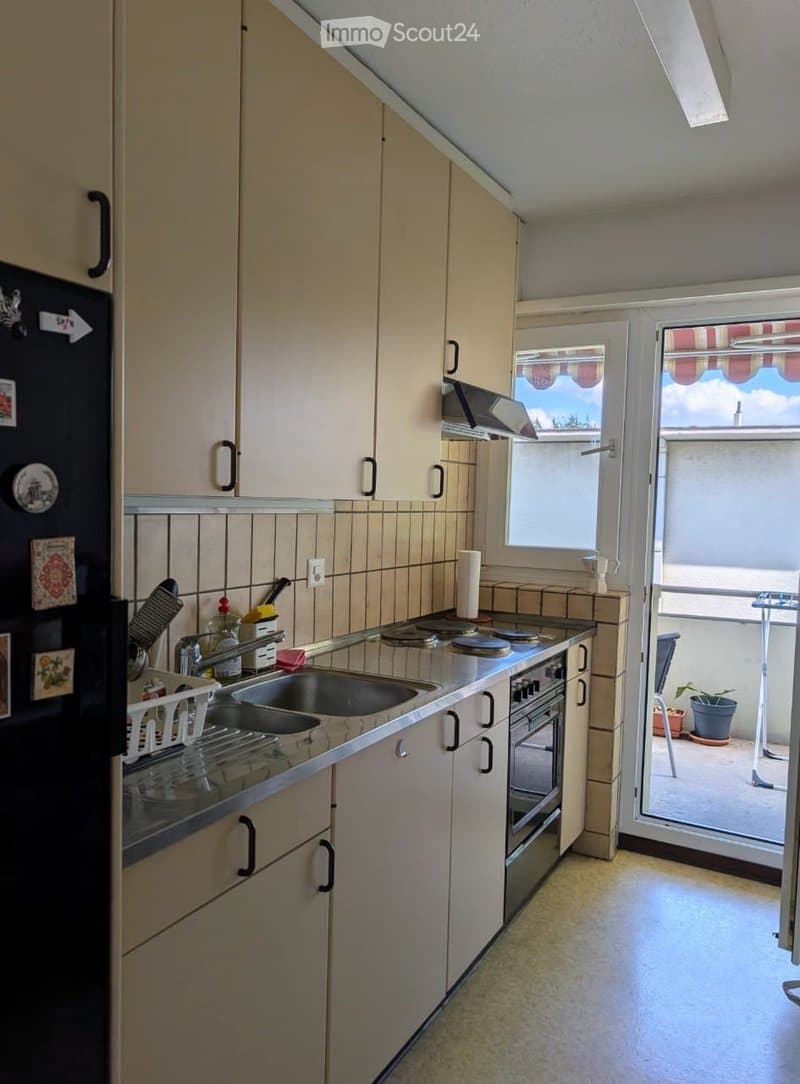 {"type": "Kitchen", "objects": ["refrigerator", "sink", "faucet", "oven", "stove", "cabinets", "dish rack", "cutting board", "knives", "oven mitts", "oven", "faucet", "oven", "oven", "oven", "oven", "oven", "oven", "oven", "oven", "oven", "oven", "oven",