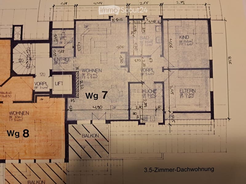 Floor plan of a 3.5-room roof apartment with labeled rooms including living area, kitchen, bathroom, children's room, parents' room, entrance, and balconies.