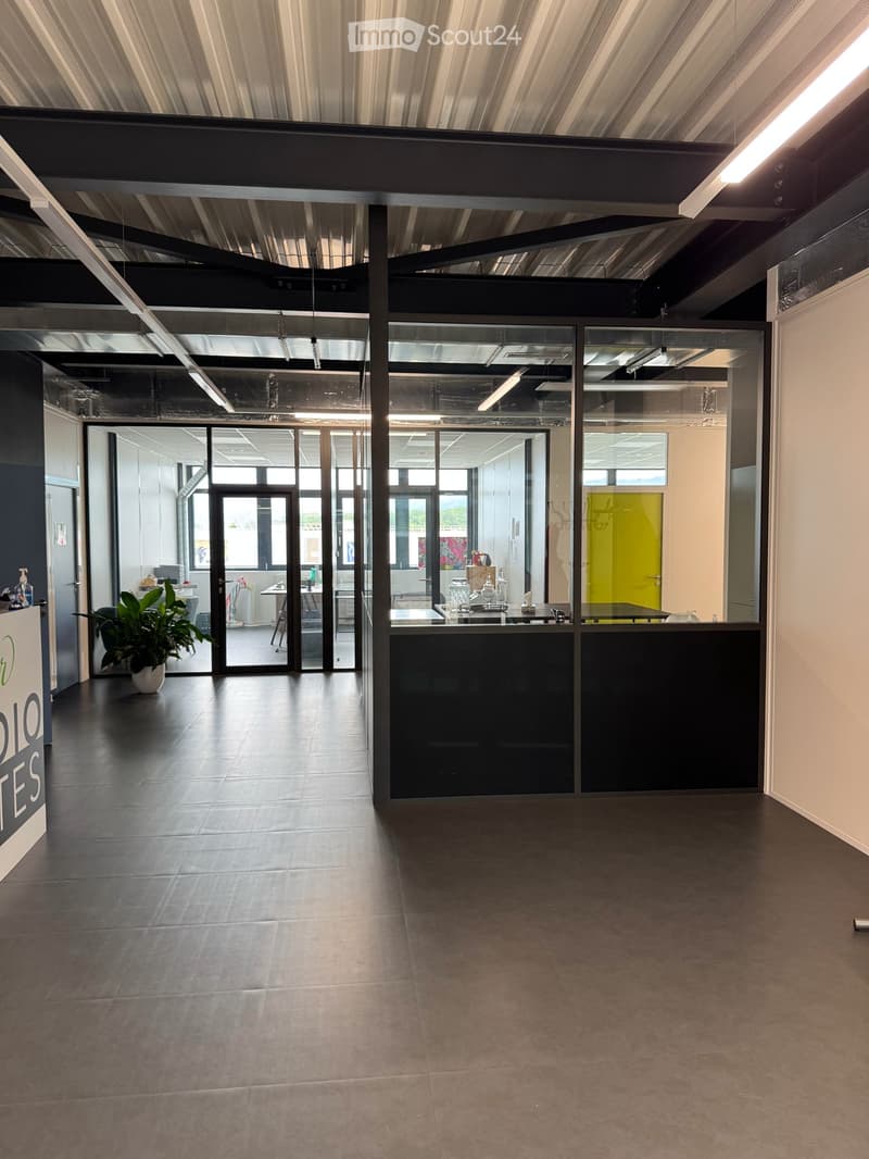 Surfaces commerciales et bureaux modulables dans un emplacement d’affaires attractif à Étoy (1)