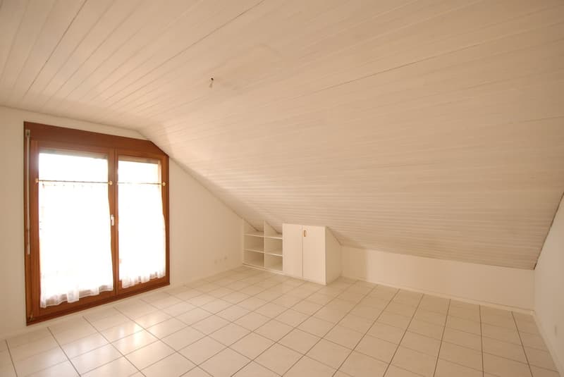 Spacious 4½-room attic apartment with winter garden & fireplace in Reinach (12)