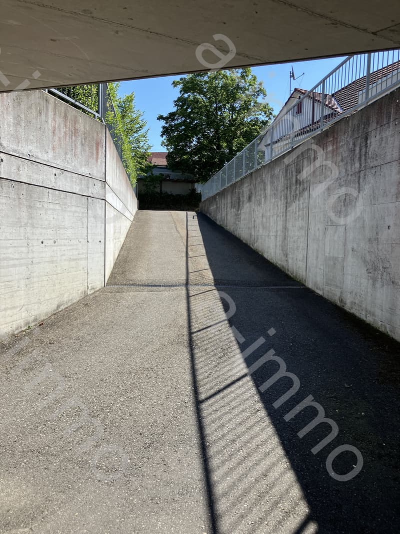 Tiefgaragenparkplatz für Kleinwagen in Reinach zu vermieten (4)