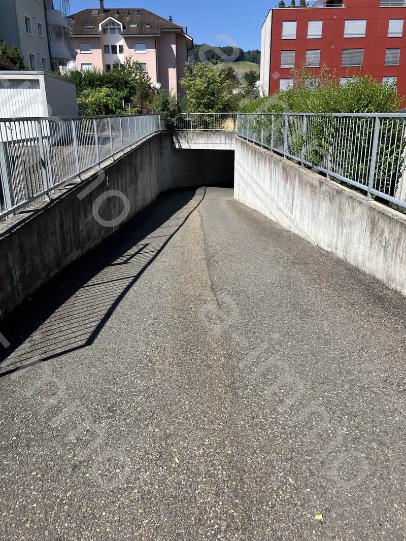 Tiefgaragenparkplatz für Kleinwagen in Reinach zu vermieten (5)