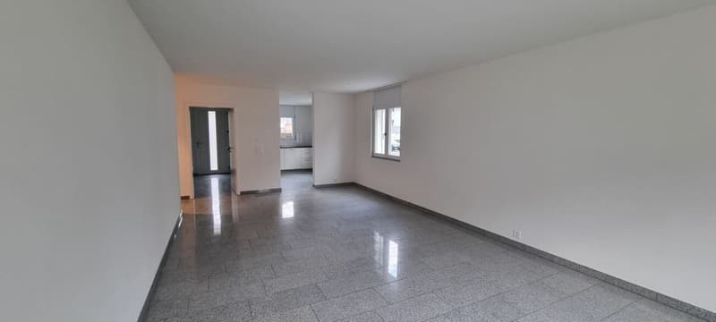 Moderne 4.5-Zimmer-Wohnung mit Balkon in ruhiger Lage (5)