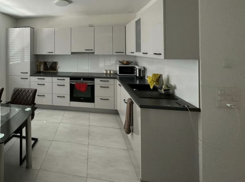 Appartement exclusif de 2,5 pièces avec tour de lavage privée et balcon (2)