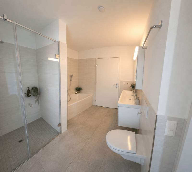 grosses Bad mit Wanne und Dusche