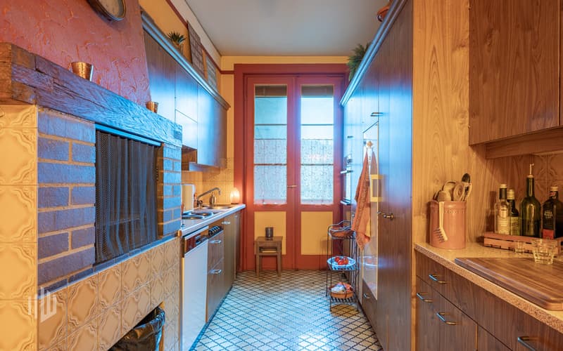 Wohnung im 2. Obergeschoss, Küche mit Holzgrill