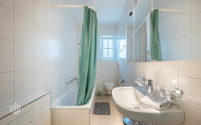 Wohnung 1. Obergeschoss, Badezimmer mit Badewanne und WC