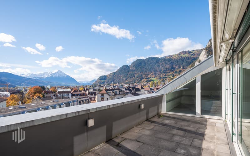 Balkon mit elektrischer Sonnenstore und Reduit, Sicht auf den Niesen