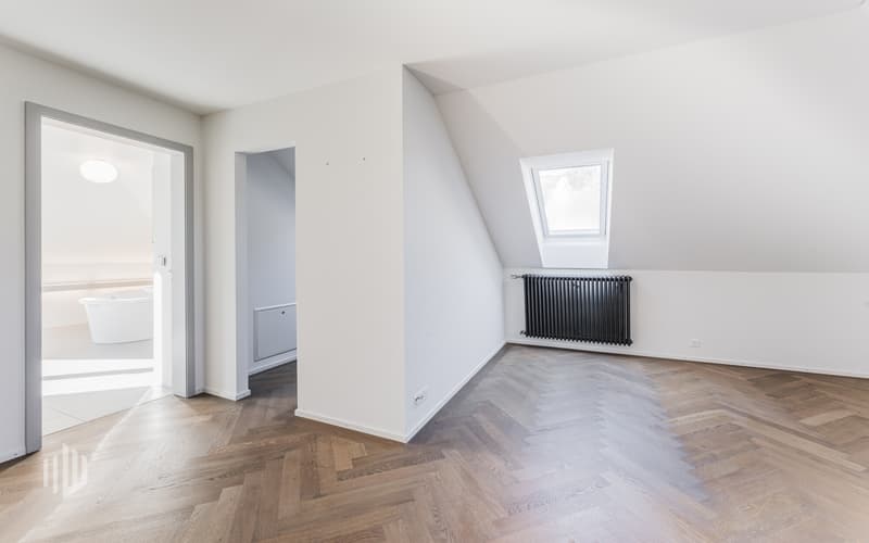 Zimmer mit Ankleide und links Zugang ins Badezimmer