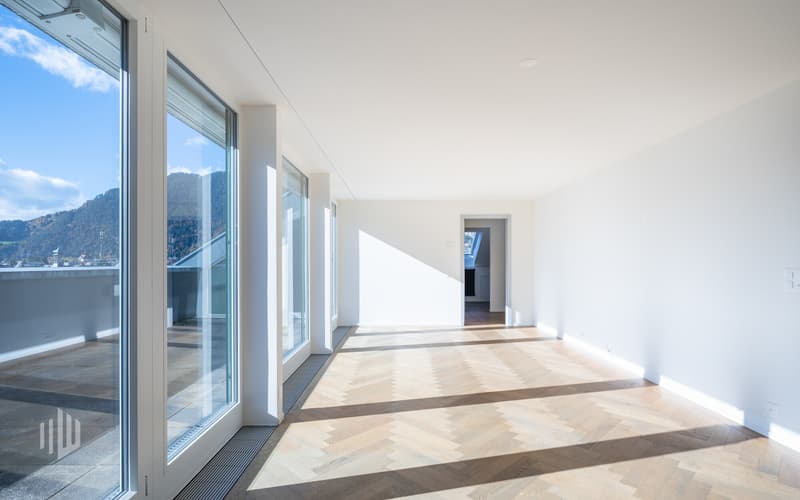 Offener Raum/Bibliothek/Büro mit Zugang auf den Balkon