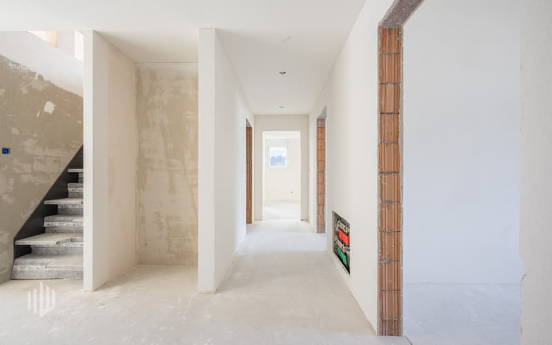 Eingangsbereich mit Zugang zu den Zimmern, eingebaute Garderobe, Treppe aufs Galeriegeschoss