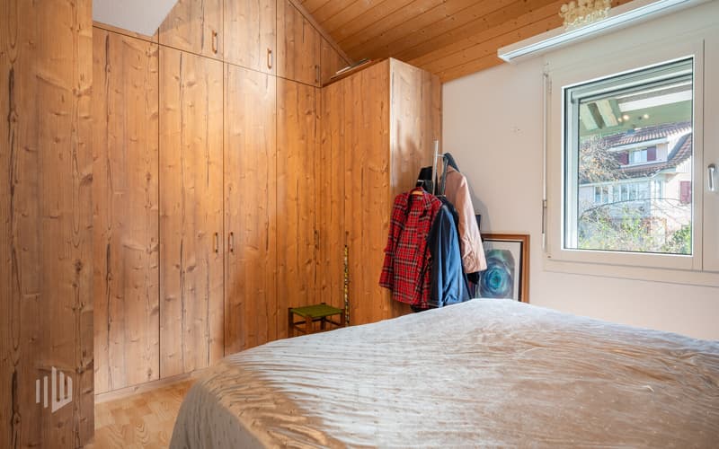 Schlafzimmer mit massgeschneidertem Schrank