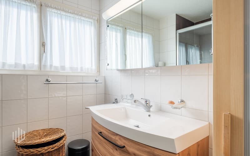 Bad mit Dusche und Toilette
