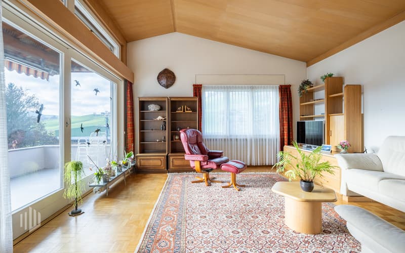 Schöner Wohnraum mit Dachschräge