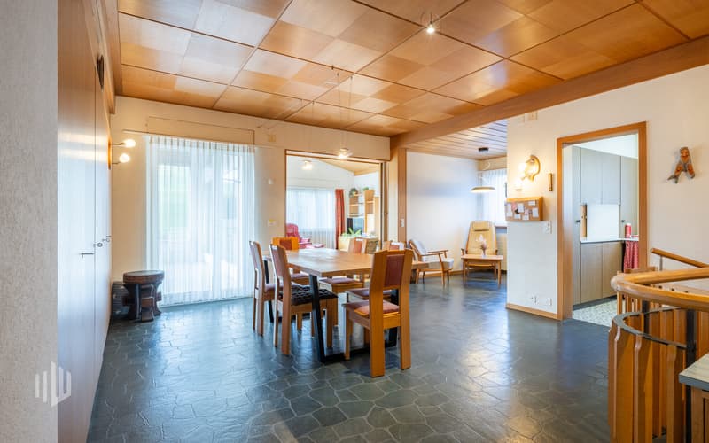 Essbereich mit Zugang zum Balkon