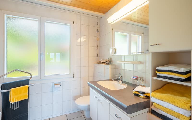 Badezimmer mit Badewanne und WC