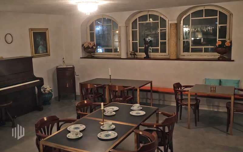 Im Untergeschoss wurde durch den heutigen Eigentümer eine stilvolle Bar mit Sicht aufs Wasser eingerichtet.
