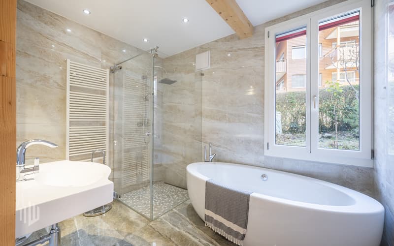 Modernes Bad mit freistehender Badewanne, Dusche und Toilette