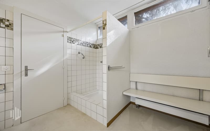 Bad im Erdgeschoss mit Dusche und Toilette