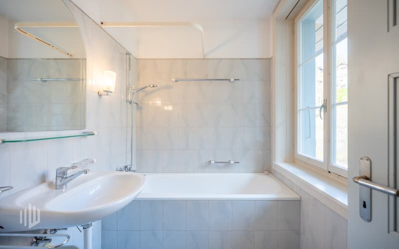 Bad mit Badewanne und Toilette