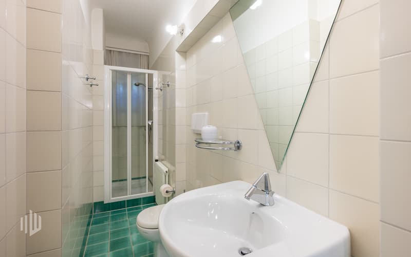 Bad mit Dusche und Toilette