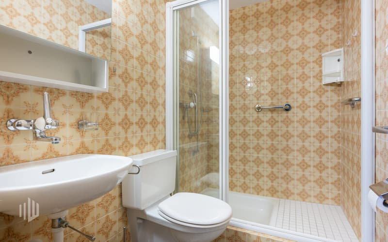Bad mit Dusche und WC